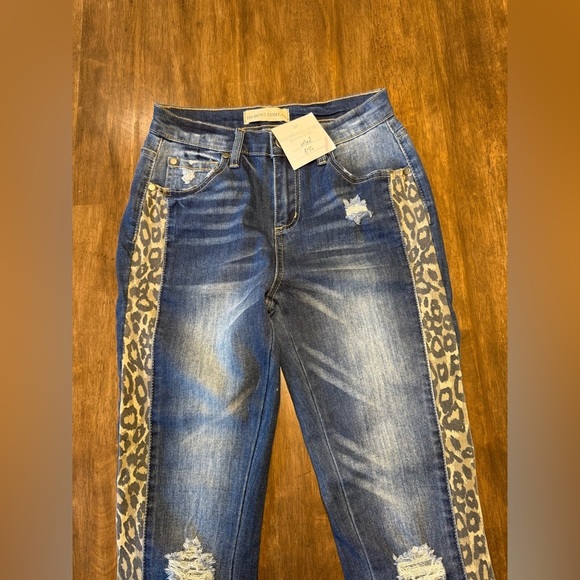 Elizabeth’s Closet Jeans Women’s SZ M Cheetah Print Distressed Straight Leg New - Picture 2 of 8